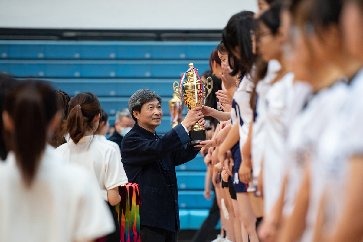 公司党委书记高翅为获奖队伍送上奖杯(学通社记者 李科毅 摄)